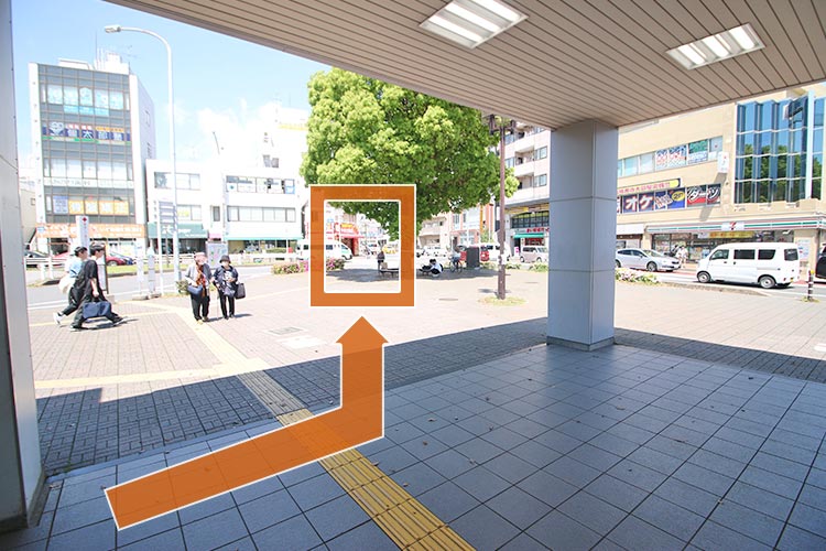 階段を下りたら、ロータリーに沿って進みます。