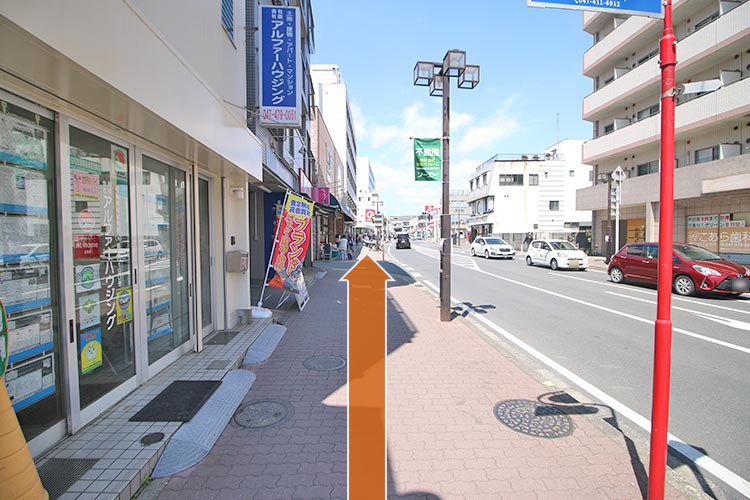 しばらく道なりに進みます。