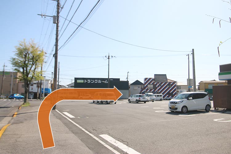 「ファミリーマート 東習志野一丁目店」で右折して道なりに進みます。