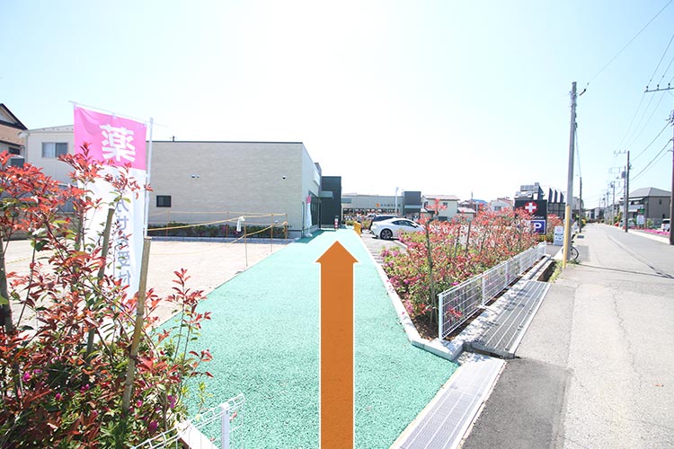 左折してすぐの道を進みます。